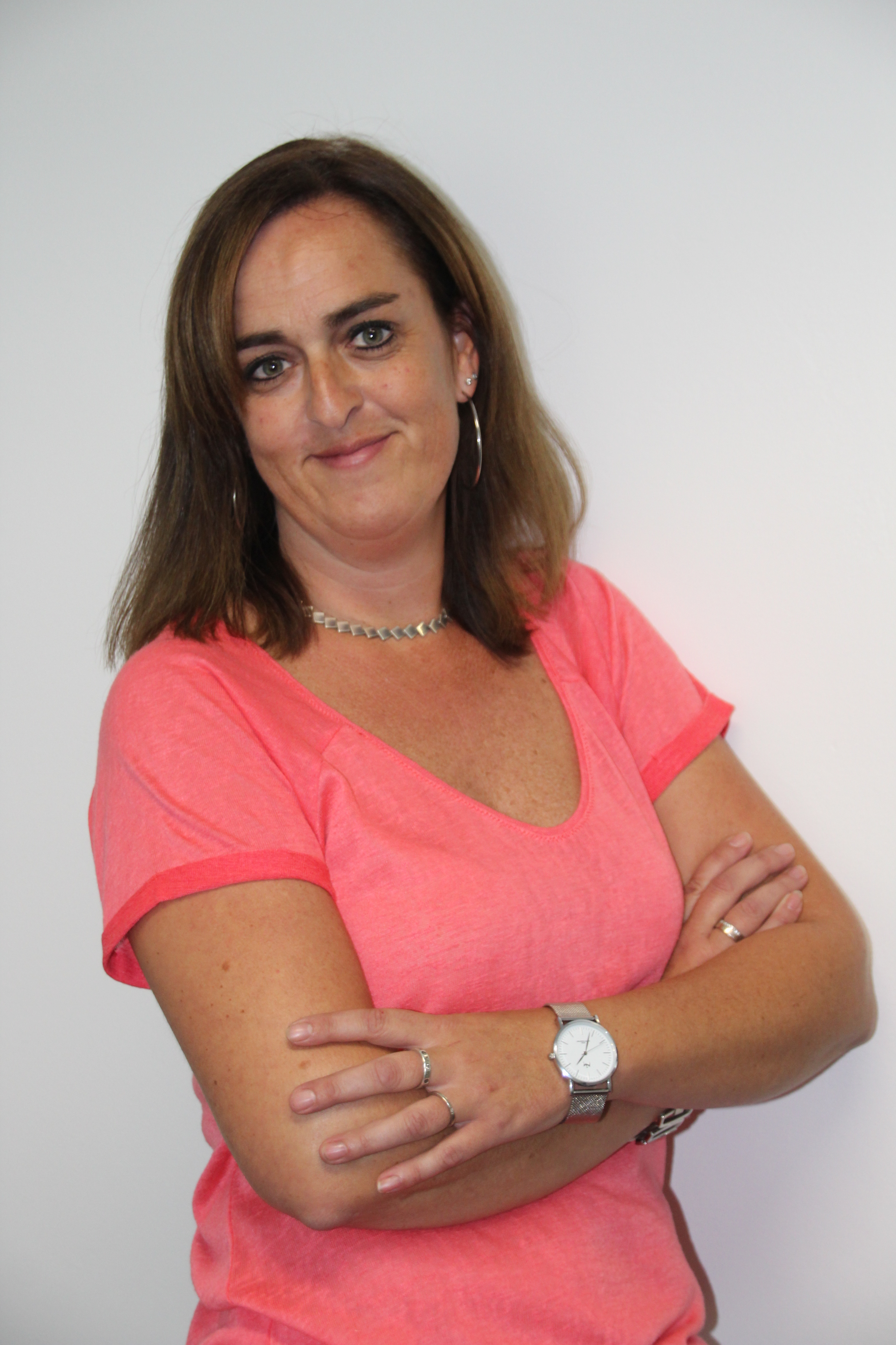 vrouw met roze shirt